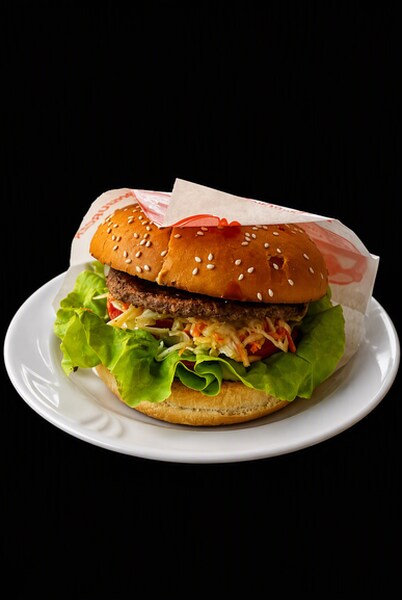 HAMBURGER Z DODATKAMI