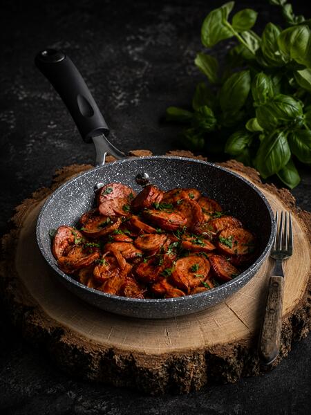 KIEŁBASA SMAŻONA Z DODATKAMI